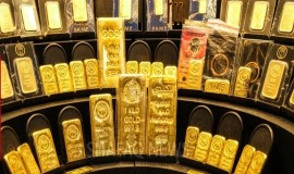 الذهب يصعد مع تراجع الدولار... والأسواق تترقب محضر الفيدرالي الأميركي
