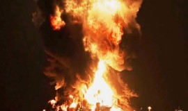 انفجار ناقلة نفط بعد اصطدامها بلغم بحري جنوب مضيق هرمز