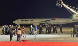 جثمان الخامنئي يصل إلى مطار النجف الأشرف